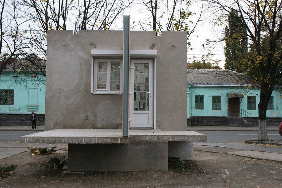 APARTAMENTUL DESCHIS